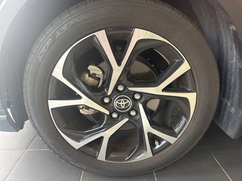 Used 2021 Toyota C-HR XLE FWD image 2