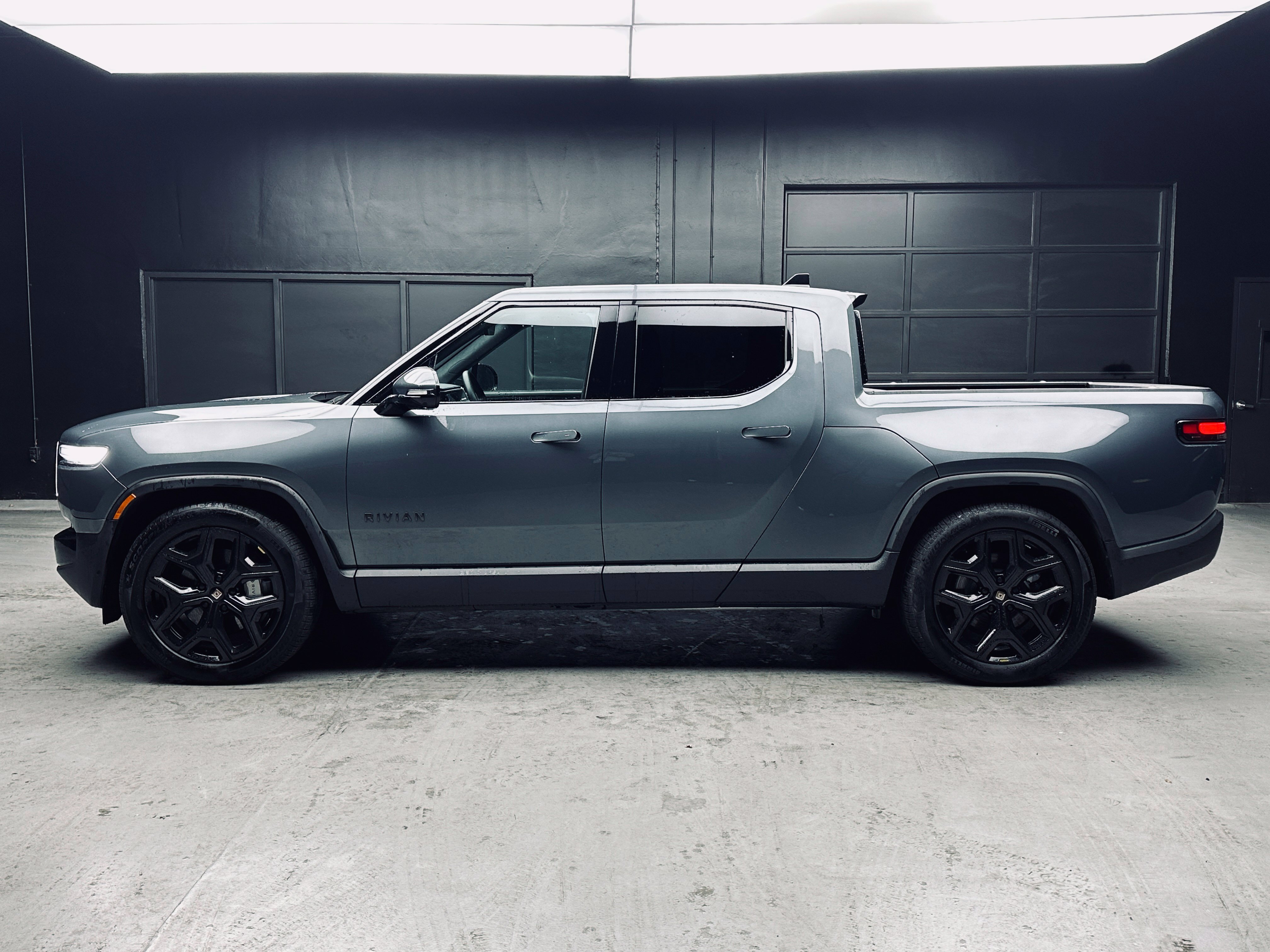 Used 2025 Rivian R1T Adventure Dual AWD/4WD image 5