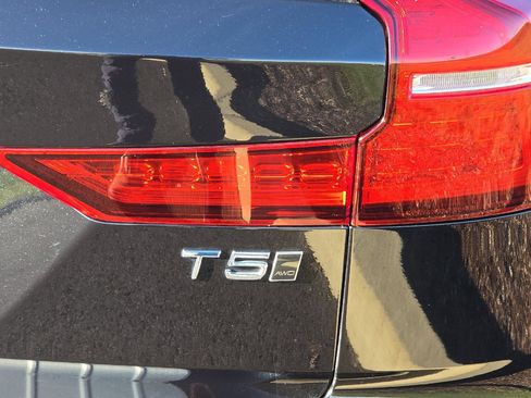 Used 2022 Volvo V60 T5 Cross Country w/ Advanced Package image 31