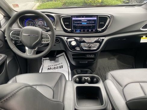 Used 2025 Chrysler Voyager LX image 32