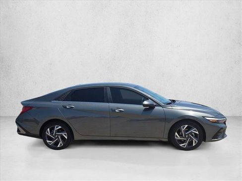 Used 2025 Hyundai Elantra SEL FWD image 5