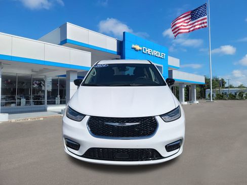 Used 2024 Chrysler Pacifica Touring-L image 2