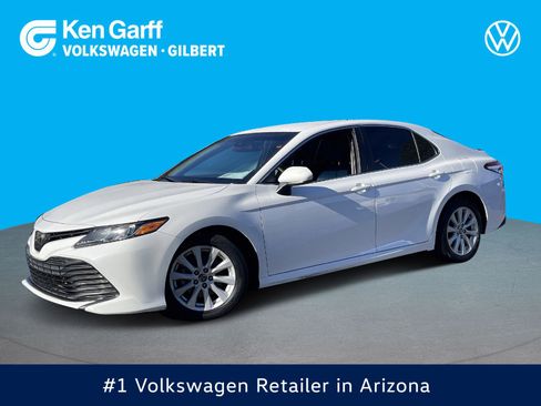 Used 2018 Toyota Camry LE image 1