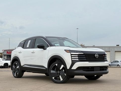 New 2026 Nissan Kicks SR image 2