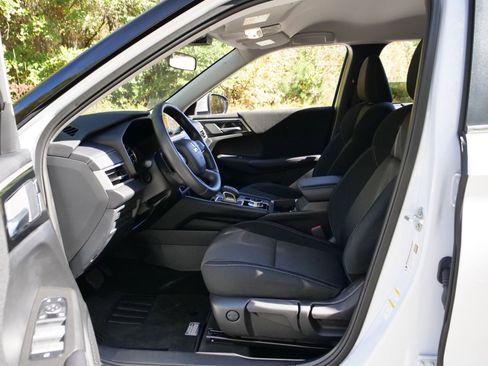 Used 2024 Mitsubishi Outlander ES image 22