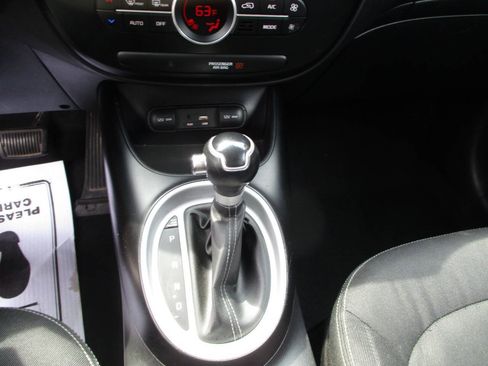 Used 2017 Kia Soul + FWD image 12