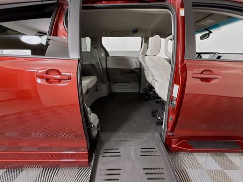 Used 2017 Toyota Sienna LE image 27