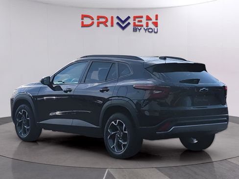 Used 2025 Chevrolet Trax LT w/ Driver Confidence Package image 3