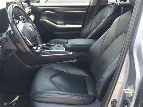 Used 2023 Toyota Highlander Limited FWD image 16