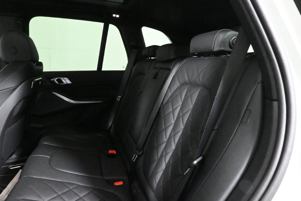 Used 2026 BMW X5 xDrive40i w/ M Sport Package AWD/4WD image 4