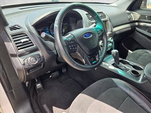 Used 2019 Ford Explorer XLT w/ Equipment Group 202A FWD image 10