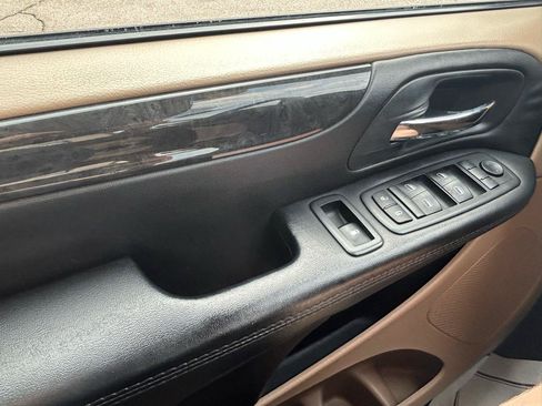 Used 2016 Dodge Grand Caravan SXT FWD image 25