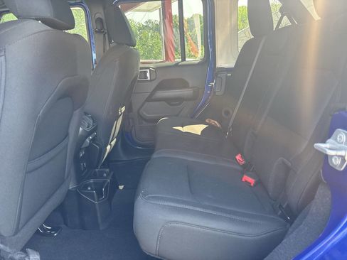 Used 2018 Jeep Wrangler Unlimited Sahara image 13