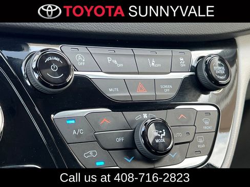 Used 2023 Chrysler Pacifica Touring-L image 25