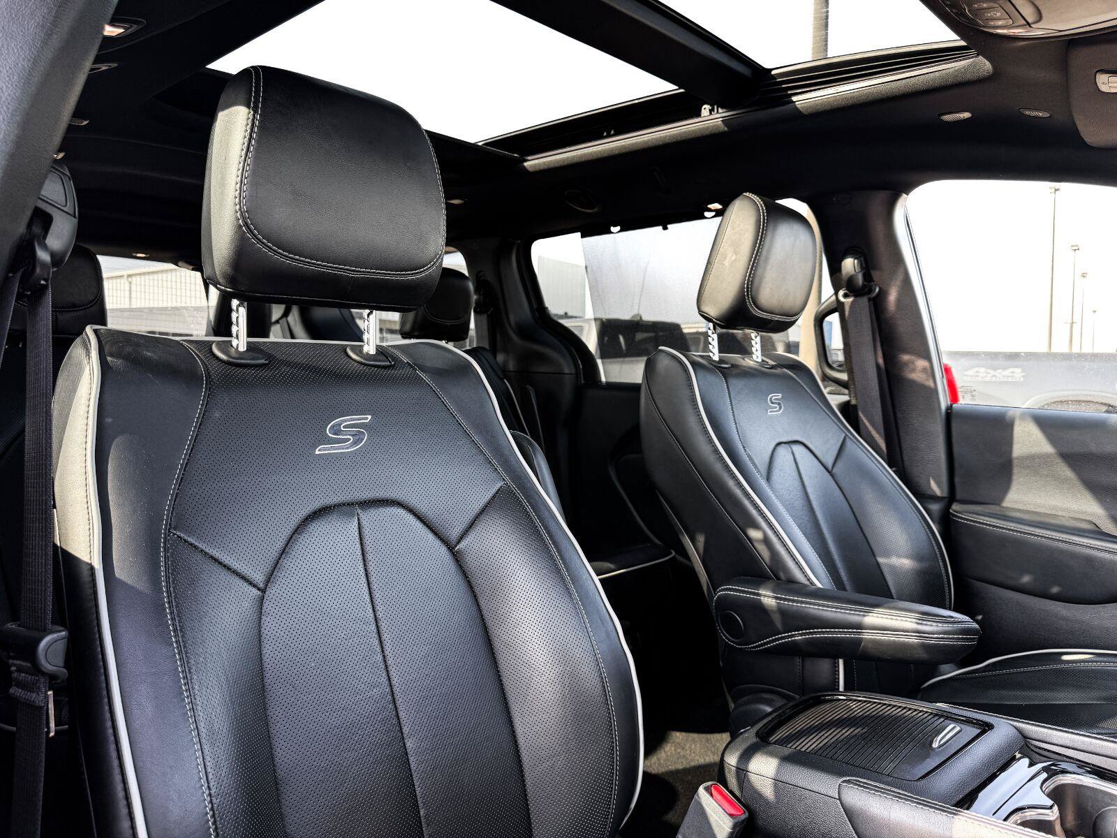Used 2025 Chrysler Pacifica Limited FWD image 14