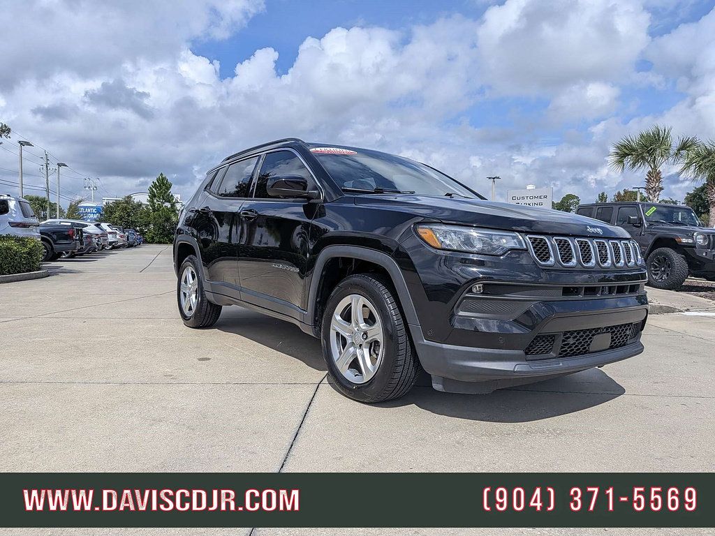 Used 2023 Jeep Compass Latitude w/ Convenience Group AWD/4WD image 2