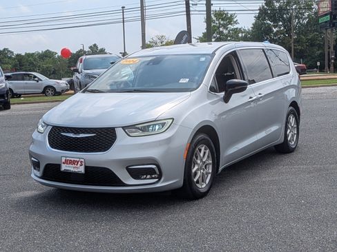 Used 2024 Chrysler Pacifica Touring-L FWD image 4