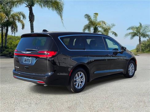 New 2026 Chrysler Pacifica Select image 4