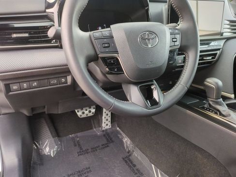 Used 2025 Toyota Camry SE FWD image 9