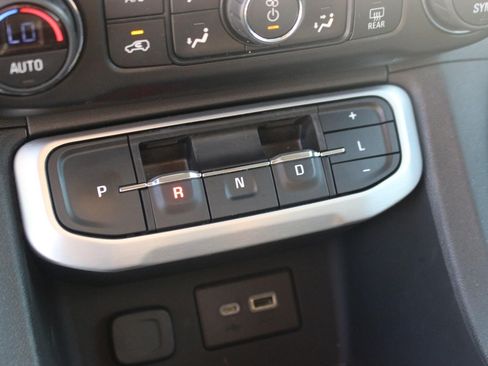 Used 2021 GMC Acadia SLE w/ Driver Convenience Package FWD image 28