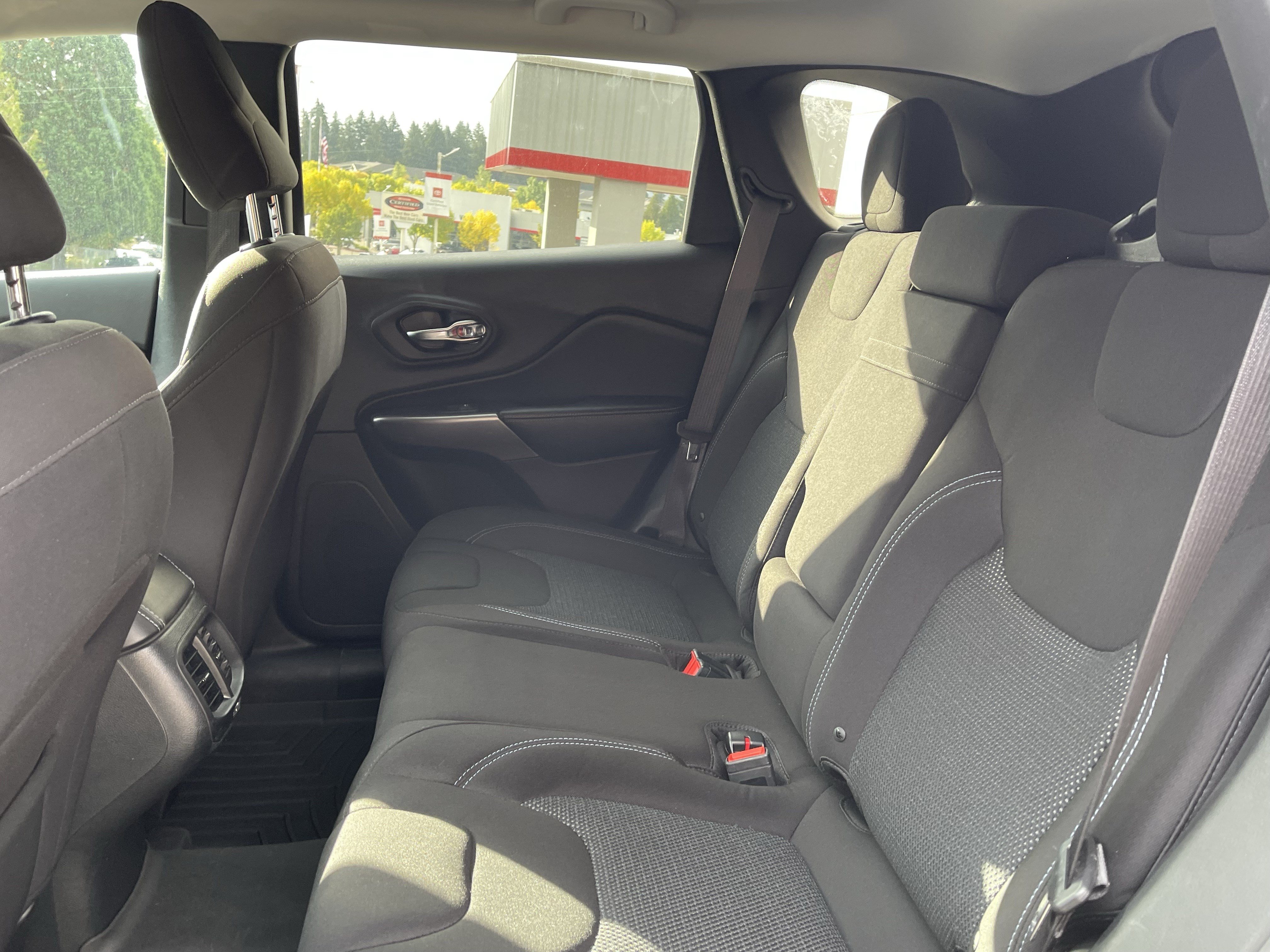 Used 2019 Jeep Cherokee Latitude w/ Popular Appearance Group FWD image 12