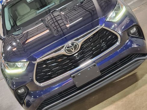 Used 2022 Toyota Highlander Limited FWD image 19