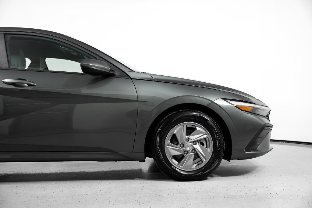 Certified 2026 Hyundai Elantra SE FWD image 4