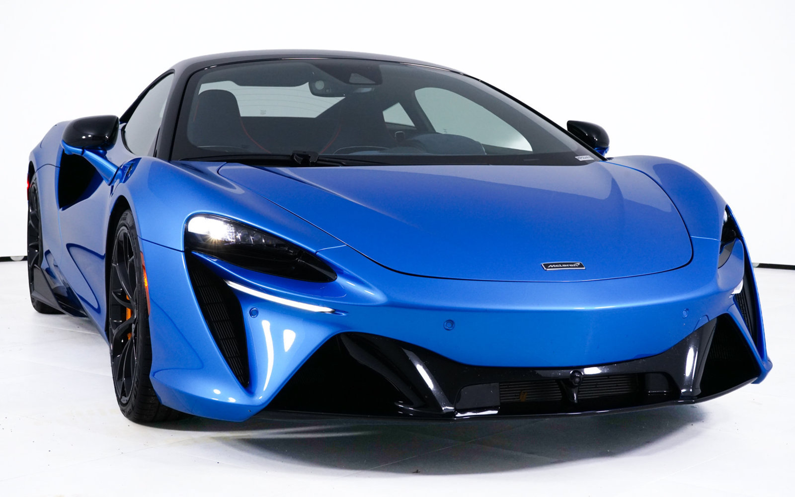 Used 2024 McLaren Artura RWD image 19