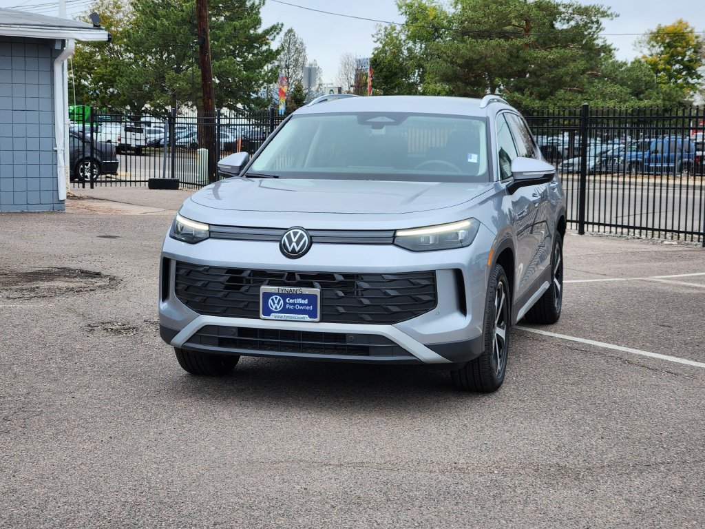 Used 2025 Volkswagen Tiguan SE AWD/4WD image 3