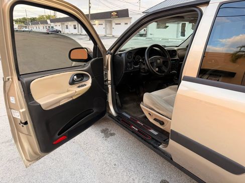 Used 2005 Chevrolet TrailBlazer LS w/ LS Preferred Equipment Group RWD image 10