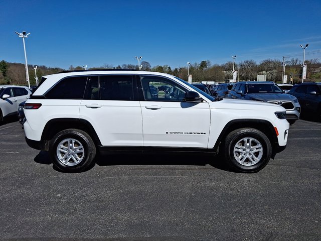 Used 2022 Jeep Grand Cherokee Laredo w/ Luxury Tech Group I AWD/4WD image 9