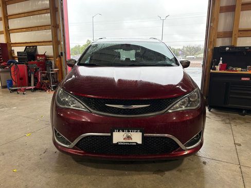 Used 2018 Chrysler Pacifica Limited FWD image 5