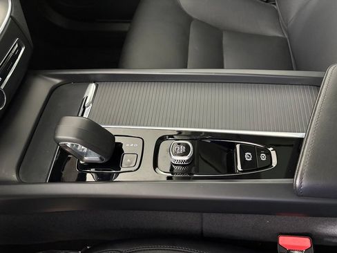 Used 2025 Volvo XC60 B5 Core AWD/4WD image 28