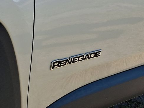 Used 2018 Jeep Renegade Latitude FWD image 4