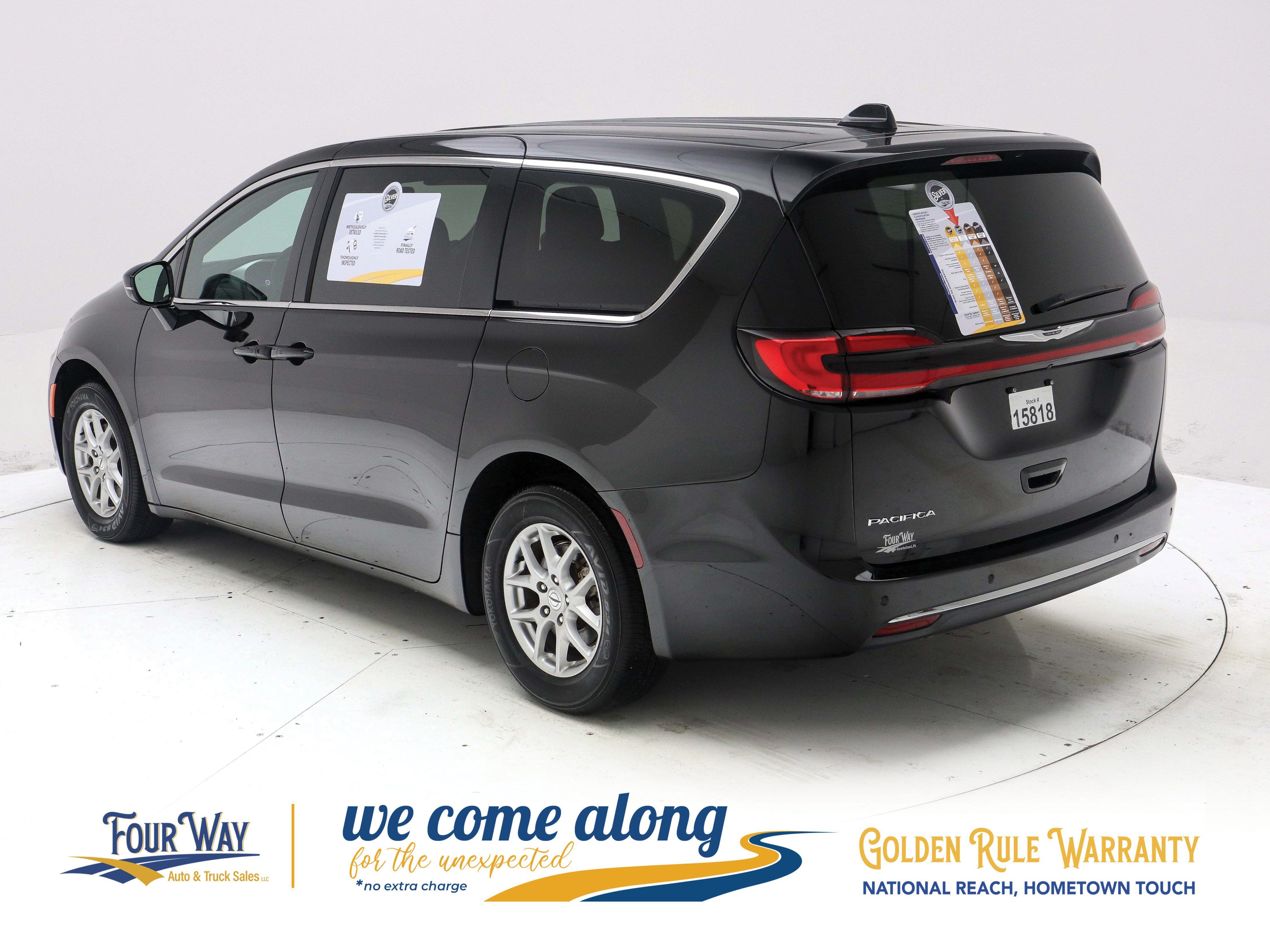 Used 2024 Chrysler Pacifica Touring FWD image 6
