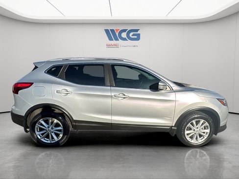 Used 2017 Nissan Rogue Sport SV AWD/4WD image 2