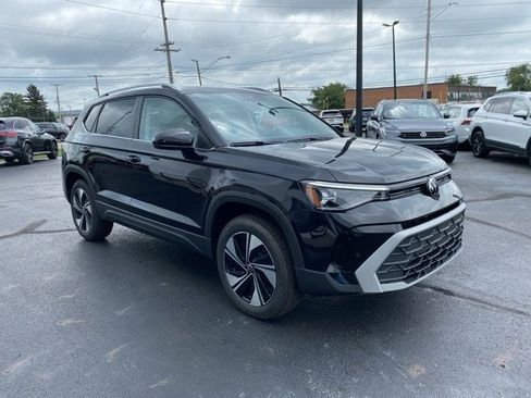 New 2025 Volkswagen Taos SE image 9