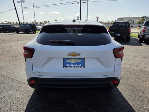 New 2026 Chevrolet Trax LS w/ LS Convenience Package FWD image 4