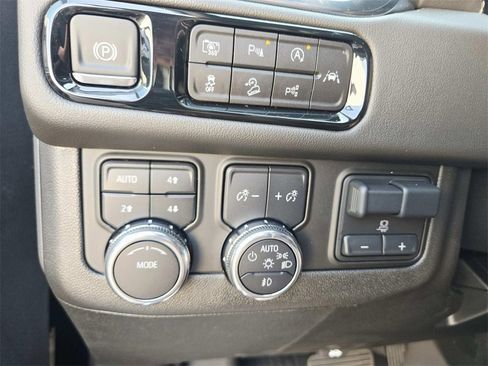 New 2025 GMC Yukon Elevation image 30