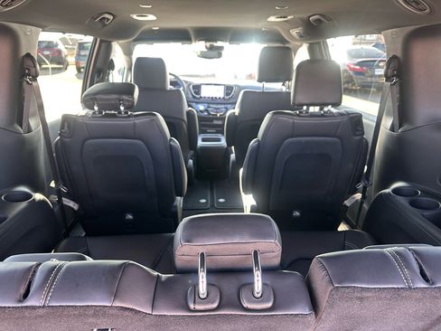 Used 2025 Chrysler Pacifica Select image 17