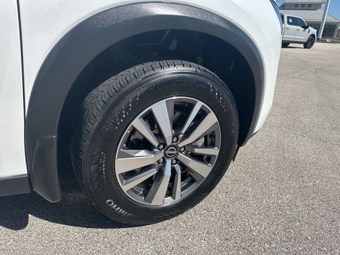 Used 2025 Nissan Pathfinder SL AWD/4WD image 15