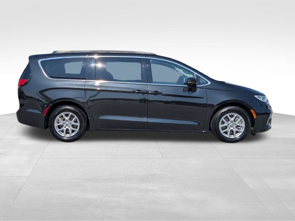 Used 2024 Chrysler Pacifica Touring-L FWD image 3