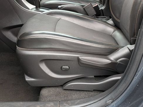 Used 2021 Chevrolet Trax LT AWD/4WD image 12