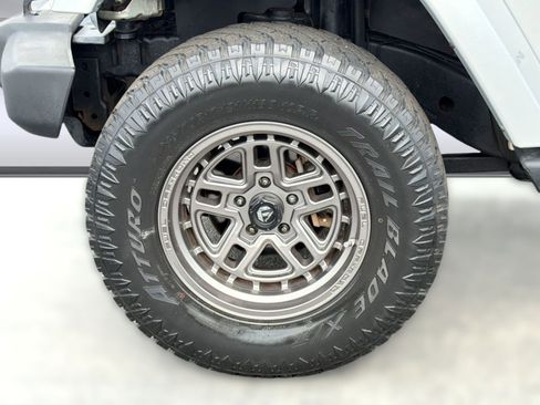 Used 2011 Jeep Wrangler Sahara w/ Connectivity Group AWD/4WD image 11