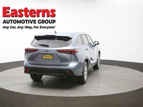 Used 2023 Toyota Highlander LE image 39