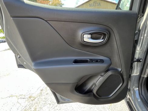 Used 2023 Jeep Renegade Latitude AWD/4WD image 15