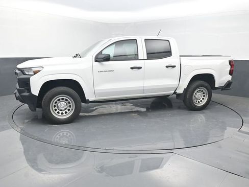 Used 2024 Chevrolet Colorado W/T RWD image 2