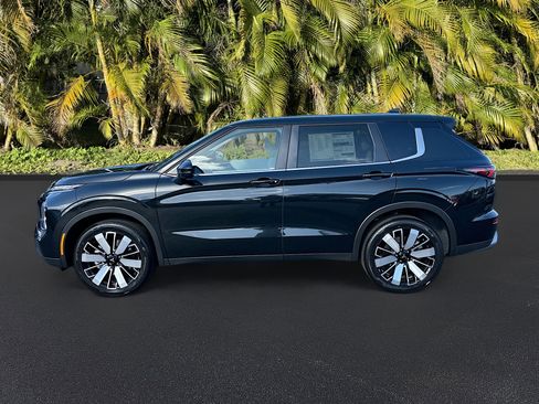 New 2025 Mitsubishi Outlander SE image 2