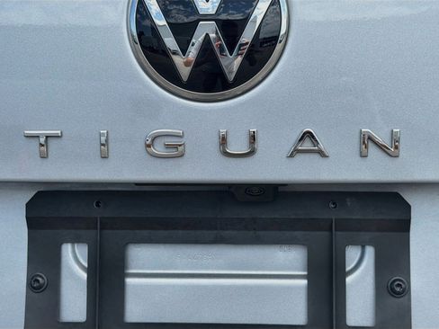 Used 2023 Volkswagen Tiguan SE w/ Panoramic Sunroof Package FWD image 11