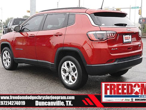 Used 2025 Jeep Compass Latitude AWD/4WD image 5